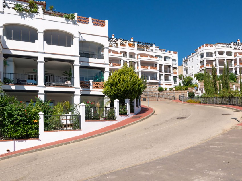 First-floor furnished apartment with terrace and sea views in Palmeras de Calahonda, Mijas Costa del Sol.
