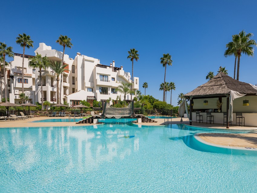Ground floor beachfront apartment in Bahía del Velerín Estepona Costa del Sol Fully renovated 3-bedroom apartment on the beachfront in Bahía del Velerín, Estepona, with garden access, terrace, and sea views.