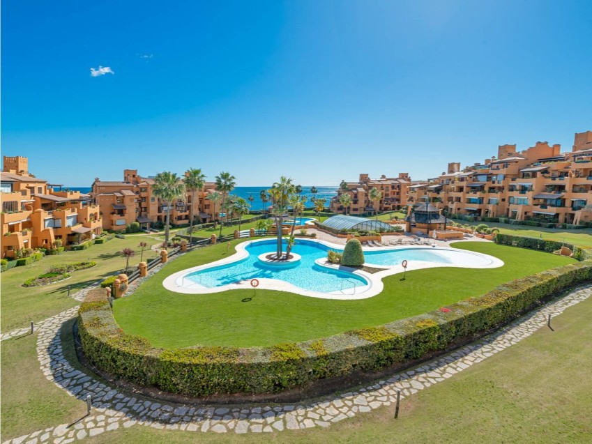 Beachfront apartment Los Granados del Mar Estepona Renovated and furnished apartment on the beachfront at Los Granados del Mar, Estepona.