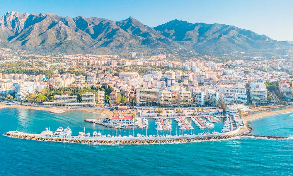 Marbella desde el mar Marbella y la montaña de La Concha vistas desde el mar.