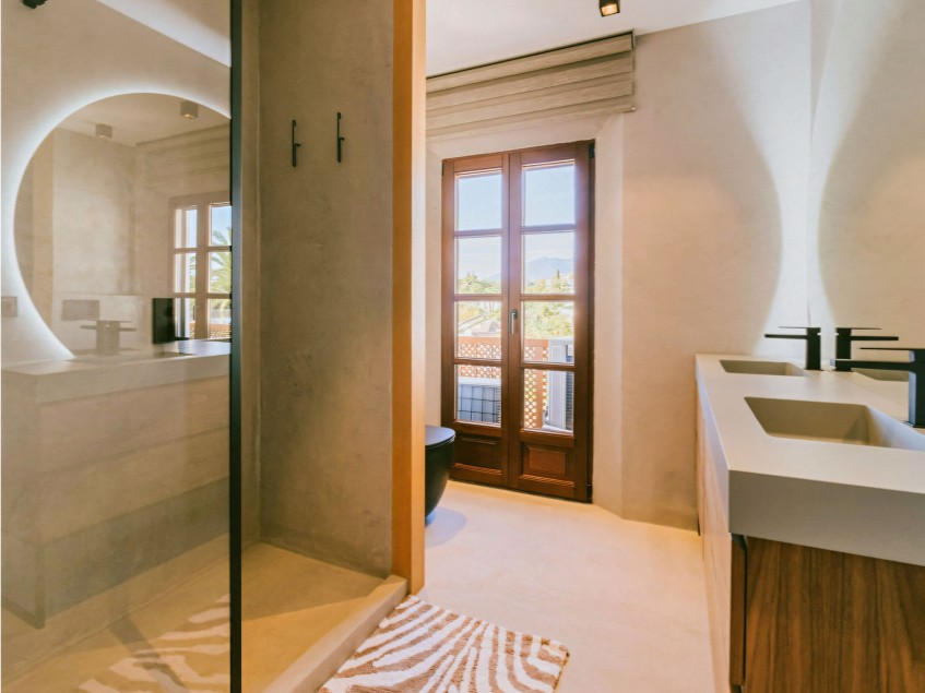 Salle de bains rénovée Élégante salle de bains rénovée à Lomas de Marbella Club Pueblo.
