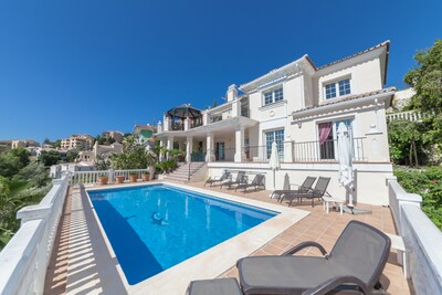 4 bedroom, 4 bathroom front line golf villa in Elviria, Marbella