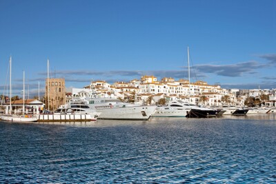 Duplex penthouse with 4 bedrooms and 4 bathrooms on the front line of the Puerto Banús Marina