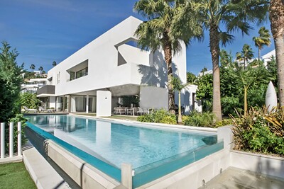 Detached villa with 5 en suite bedrooms at La Alqueria, Benahavis