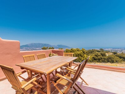 Spacious 3-Bedroom Apartment with Panoramic Views in La Mairena

