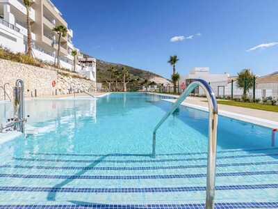 2-bedroom apartment with sea views for sale in Benalmádena