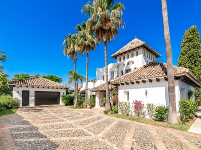 Elegant 5 bedroom villa with sea views in La Quinta Benahavís Costa del Sol