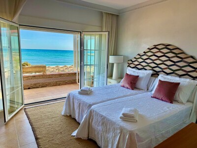 Great opportunity to rent in high season in Cabopino, first line of the beach, six beds, six baths