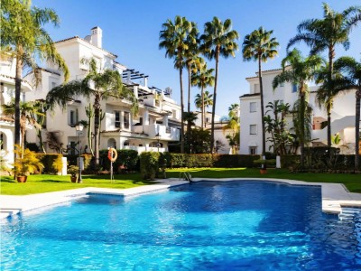 Renovated 2 bedroom apartment for sale in Los Naranjos de Marbella, Nueva Andalucía on the Costa del Sol