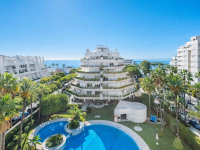4 bedroom apartment for sale in Cipreses del Mar close to Marbella Centre and the beach