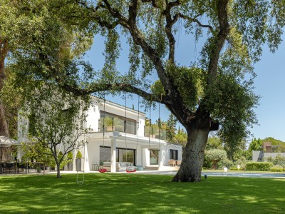 Luxury villa with guest apartments for sale at El Madroñal, Benahavís, near Marbella