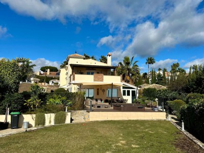 4 bedroom villa plus guest house for sale in Las Lomas, Estepona on the Costa del Sol