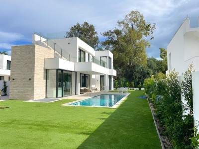 Furnished 5 bedroom villa for sale in Atalaya, Estepona on the Costa del Sol