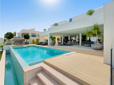 Contemporary 5 bedroom frontline golf villa for sale in Nueva Andalucia, Marbella on the Costa del Sol