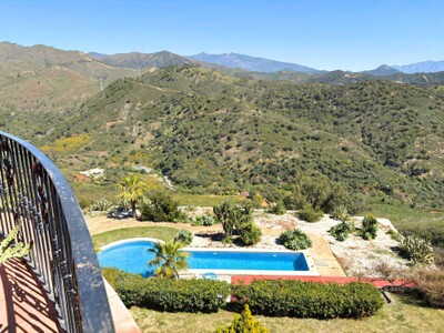 5 bedroom villa with guest apartment for sale in Forest Hills Estepona on the Costa del Sol