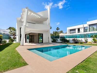 4 bedroom villa for sale in Atalaya, Estepona New Golden Mile, Costa del Sol