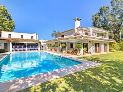 Substantial villa on a large plot, beachside Cañada, New Golden Mile, Estepona, Costa del Sol