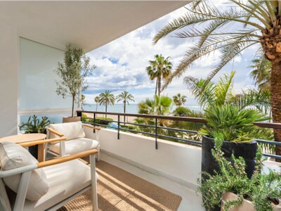 2-bedroom penthouse on the beachfront at Estepona. Close to everything
