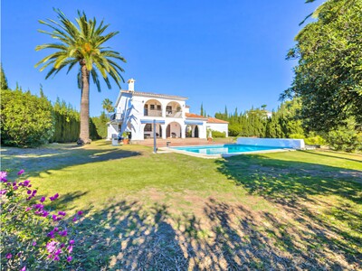 5-bedroom family villa for sale in Atalaya Alta, Estepona, on the Costa del Sol