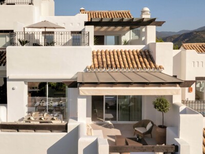 Renovated 3-bedroom duplex penthouse with sea views for sale in Lomas de Marqués, La Alquería, Benahavís