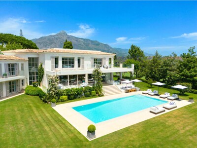 Luxury 5-bedroom villa with guest apartment for sale frontline Aloha Golf. Nueva Andalucía, Marbella