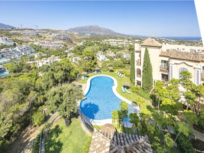 Renovated luxury 3-bedroom penthouse for sale in Buenavista de la Quinta, Benahavis on the Costa del Sol.