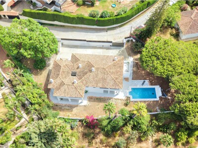 Large, renovated villa with flexible layout for sale in Elviria, East Marbella.