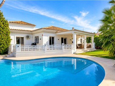 Renovated and furnished 3-bedroom villa for sale in Las Chapas, Marbella.