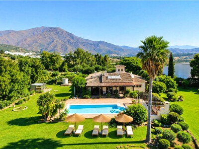 Beautiful 4-bedroom country villa close to the beaches and amenities of Estepona