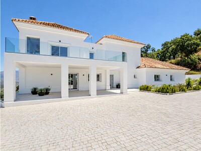 Recently renovated 4-bedroom family villa for sale in La Mairena, above the Marbella coastline