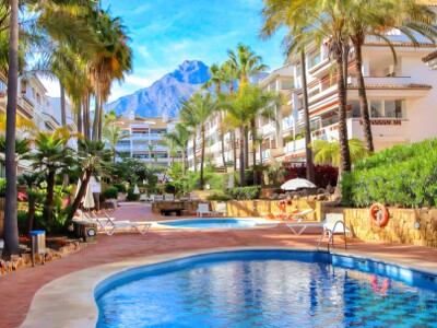 Renovated 2-bedroom apartment for sale in Las Cañas Beach on the Golden Mile, Marbella