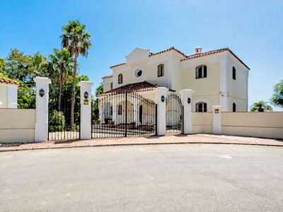 Luxury 5-bedroom villa in a private community in Benahavís between La Quinta Golf and Nueva Andalucía