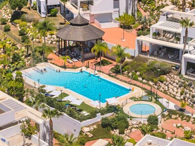 Two-bedroom penthouse with large solarium terrace for sale at Atalaya Hills, Benahavís