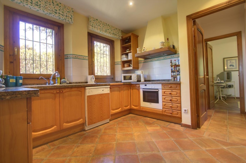 Kitchendetail+accesstomaidquarter
