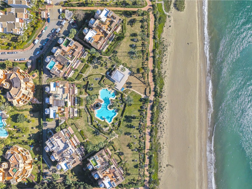 Flygvy över Costalita del Mar Flygvy över Costalita del Mar mellan Estepona och Marbella