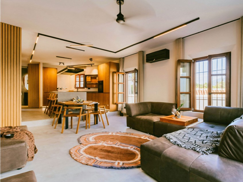 Renoverat vardagsrum Trivsamt vardagsrum i ett renoverat radhus i Lomas de Marbella Club Pueblo.